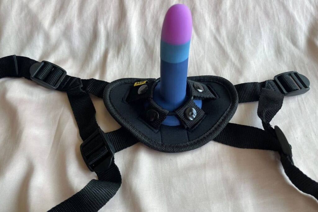 Débuter le pegging avec douceur gode-ceinture, lubrifiant et plug anal